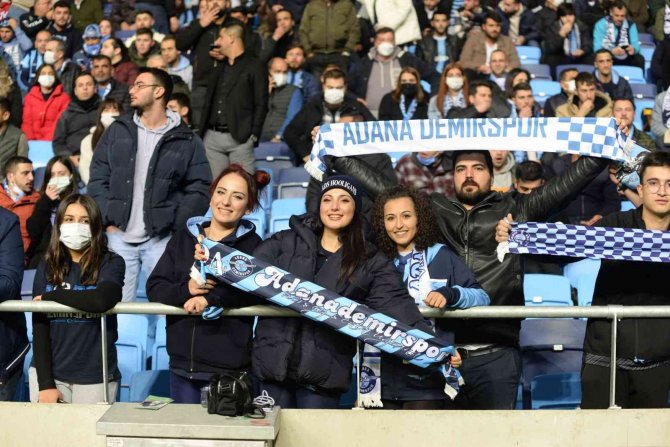 Maça Sevgililerle Geldiler