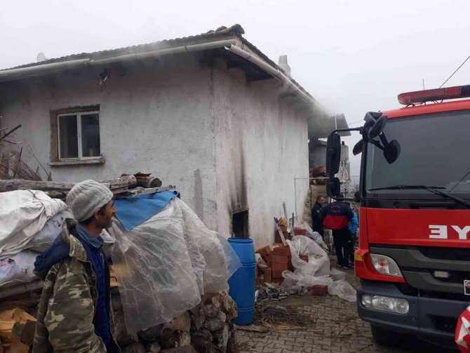 Selendi’de Samanlıktan Çıkan Yangın Eve Sıçradı