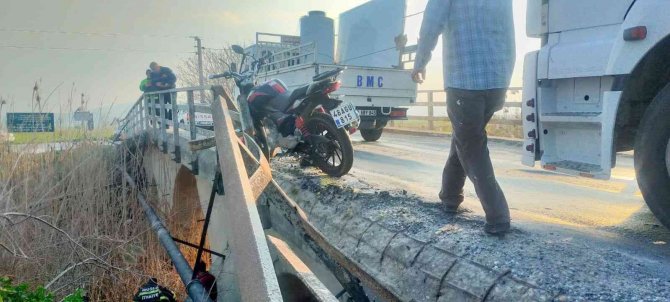 Demirlere Çarpıp Su Kanalına Düşen Motosikletin Sürücüsü Yaralandı