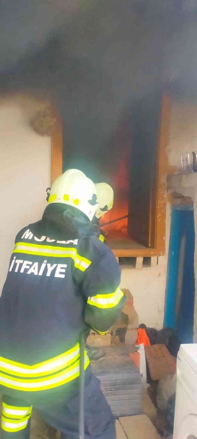 Muğla’da Çıkan Yangında Müstakil Ev Kullanılamaz Hale Geldi