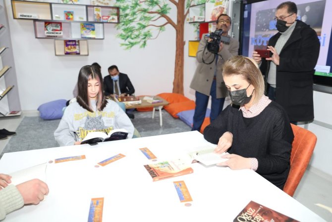 Sevgililerin Bağışlarıyla Kurulan ’Sevgi Kütüphanesi’ Açıldı