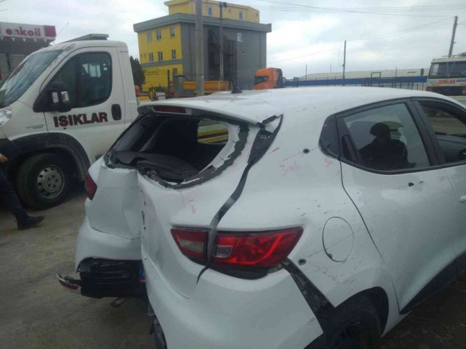 İ̇ki Genç Kız, Kırmızı Işıkta Çapraz Ateşe Tutulmuş