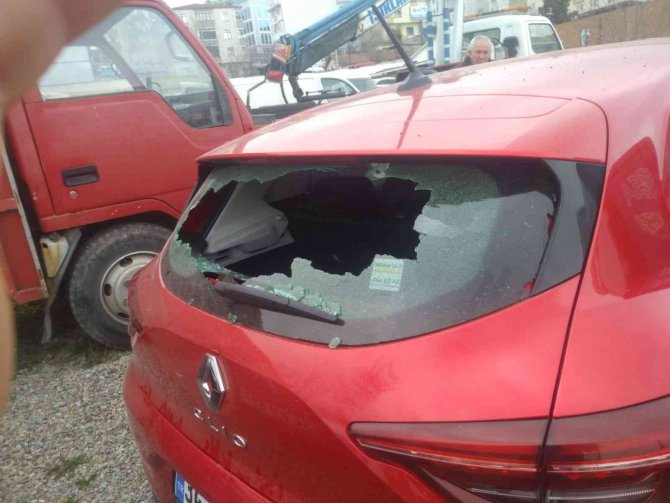 İ̇ki Genç Kız, Kırmızı Işıkta Çapraz Ateşe Tutulmuş