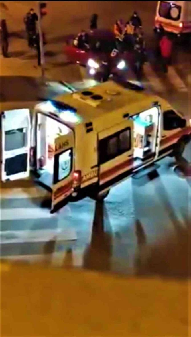 İ̇ki Genç Kız, Kırmızı Işıkta Çapraz Ateşe Tutulmuş