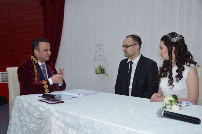 Sevgileri Sessiz Dünyalarının ’Dili’ Oldu