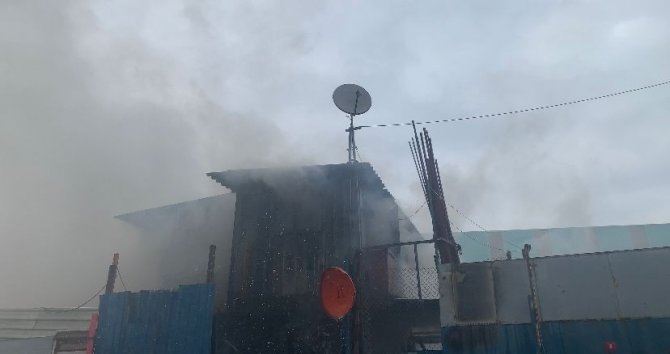 Pendik’te Geri Dönüşüm Deposunda Yangın