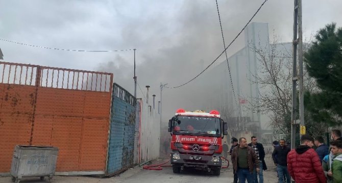Pendik’te Geri Dönüşüm Deposunda Yangın