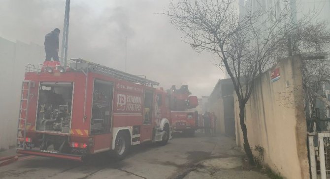 Pendik’te Geri Dönüşüm Deposunda Yangın