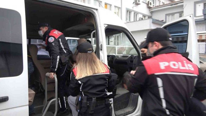 Rehin Aldıkları 2 Gencin Ağzına Silah Dayayıp Kadın Elbisesi Giydiren Çete Tutuklandı