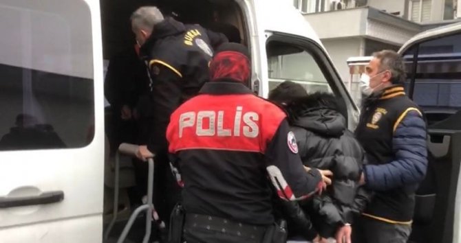 Rehin Aldıkları 2 Gencin Ağzına Silah Dayayıp Kadın Elbisesi Giydiren Çete Tutuklandı