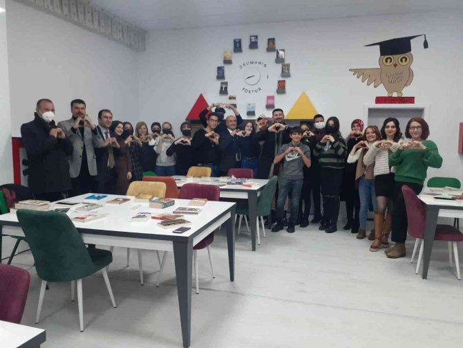Sevgililerin Bağışlarıyla Kurulan ’Sevgi Kütüphanesi’ Açıldı