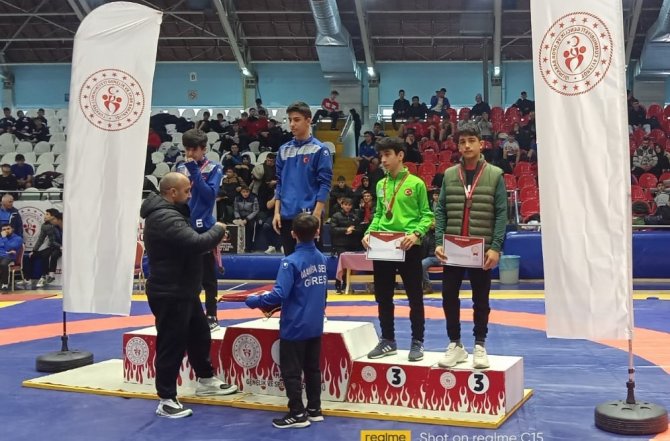 Pamukkale Belediyesporlu Sporculardan 4 Derece Daha