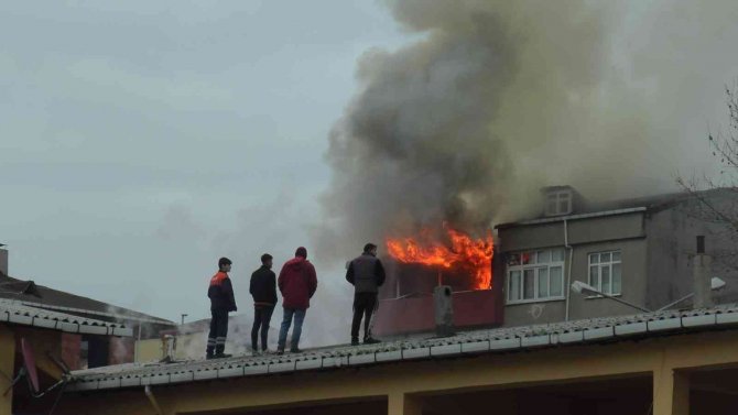Sultanbeyli’de Alev Alev Yanan Evde 12 Yaşındaki Çocuk Hayatını Kaybetti