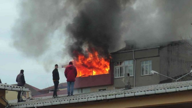 Sultanbeyli’de Alev Alev Yanan Evde 12 Yaşındaki Çocuk Hayatını Kaybetti