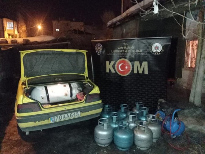 Van’da Kaçak Sigara Ve Akaryakıt Operasyonu
