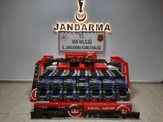 Başkale’de 5 At Üzerinde 42 Adet Havalı Tüfek Ele Geçirildi