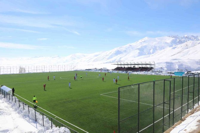 Başkale Şehir Stadı Hizmete Girdi