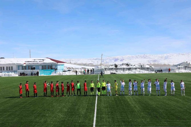 Başkale Şehir Stadı Hizmete Girdi
