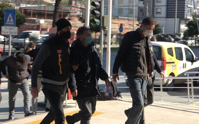 10 Ayrı Otomobilden Hırsızlık Yapan 4 Şüpheli Tutuklandı