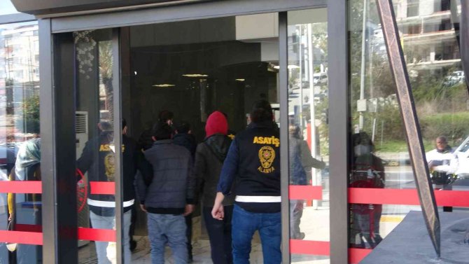 10 Ayrı Otomobilden Hırsızlık Yapan 4 Şüpheli Tutuklandı