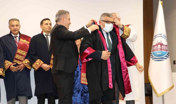 Adana’da Akademisyenler Cübbe Giydi