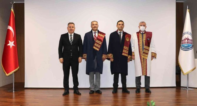 Adana’da Akademisyenler Cübbe Giydi