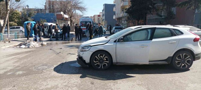 Otomobil İle Hafif Ticari Araç Çarpıştı: 1 Yaralı