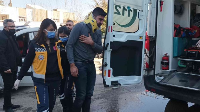 Otomobil İle Hafif Ticari Araç Çarpıştı: 1 Yaralı