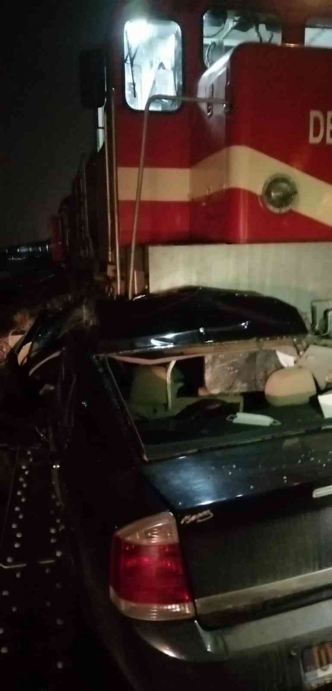 Trenin Çarptığı Otomobilin Sürücüsü Canını Araçtan Son Anda Atlayarak Kurtardı
