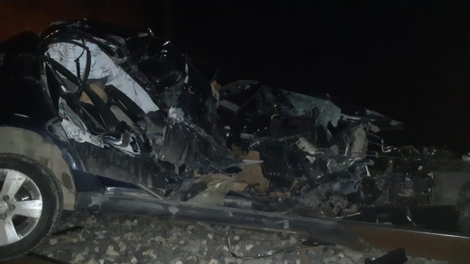 Trenin Çarptığı Otomobilin Sürücüsü Canını Araçtan Son Anda Atlayarak Kurtardı