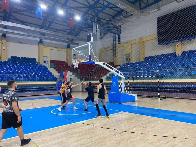 Gençlerle Basket Oynadılar