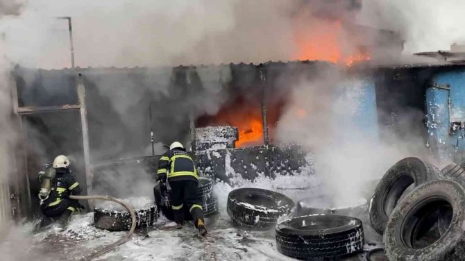 Aksaray’da Lastikçi Dükkanı Alev Alev Yandı