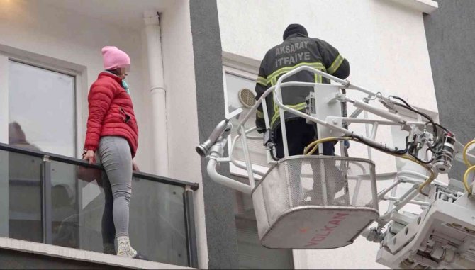 Sevgilisinin 2 Hafta Boyunca Rezidansa Kilitlediği Kadını Polis Ve İtfaiye Kurtardı