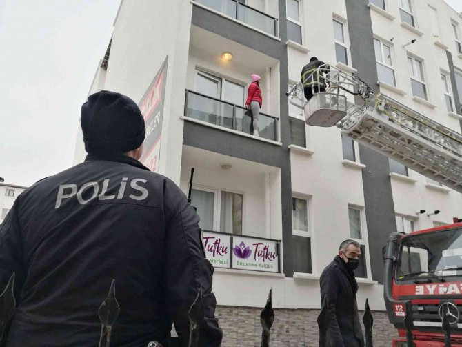 Sevgilisinin 2 Hafta Boyunca Rezidansa Kilitlediği Kadını Polis Ve İtfaiye Kurtardı