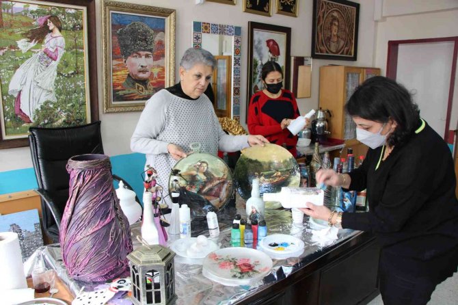 Atık Şişeler Kadınların Elinde Sanat Eserine Ve Terapiye Dönüştü