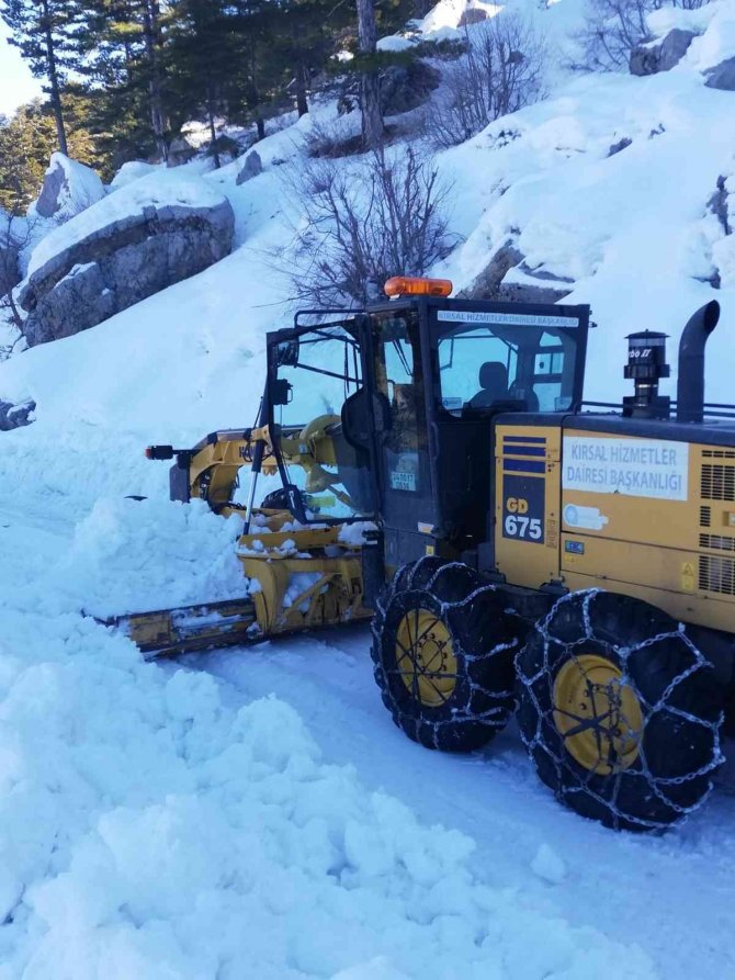 Alanya Taşatan Yolu’nda Tuzlama Çalışması