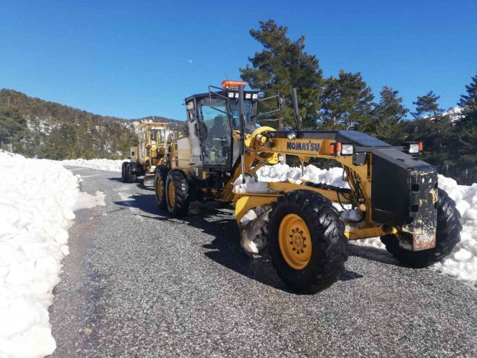 Alanya Taşatan Yolu’nda Tuzlama Çalışması