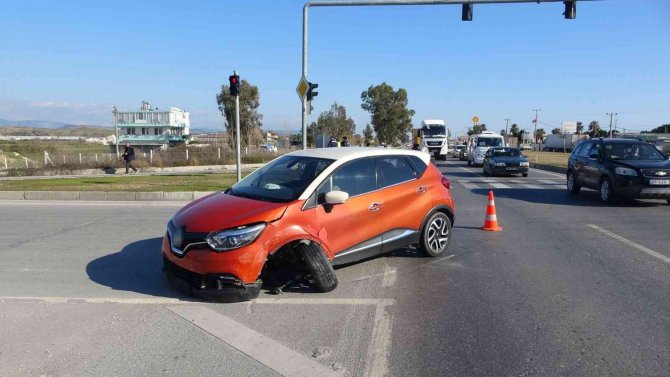 Kırmızı Işığı Son Anda Fark Edip Fren Yapınca 2 Araca Birden Çarptı
