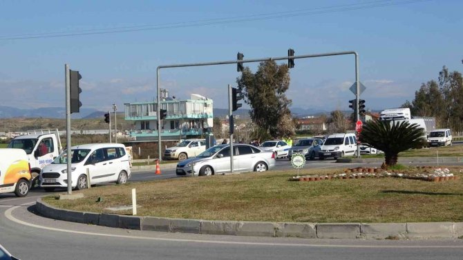 Kırmızı Işığı Son Anda Fark Edip Fren Yapınca 2 Araca Birden Çarptı
