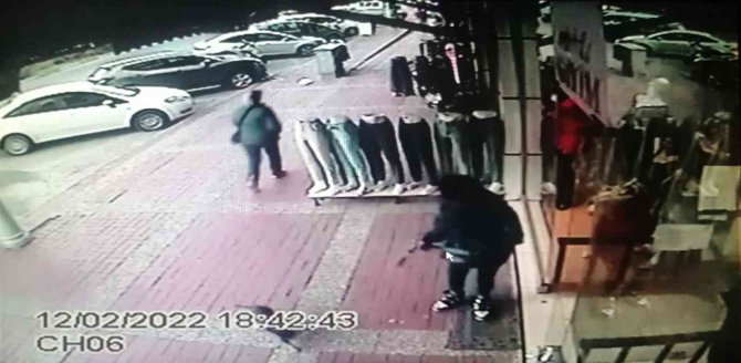 Köpeğiyle Mağazaya Gelip 280 Tl Değerinde Mont Çaldı