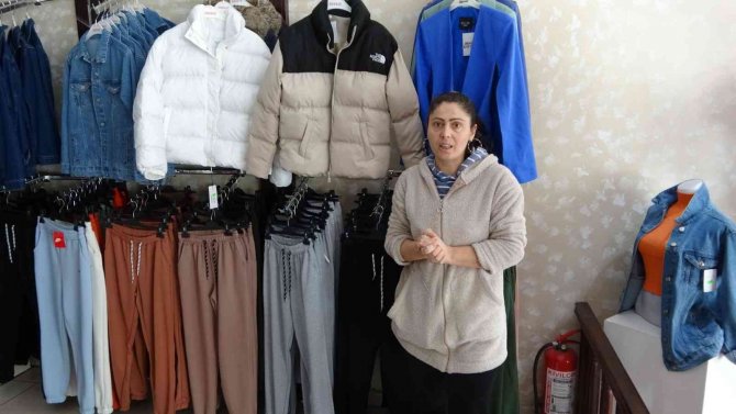 Köpeğiyle Mağazaya Gelip 280 Tl Değerinde Mont Çaldı