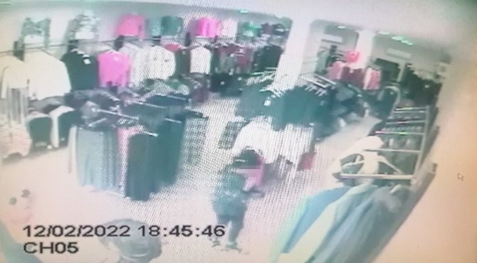 Köpeğiyle Mağazaya Gelip 280 Tl Değerinde Mont Çaldı