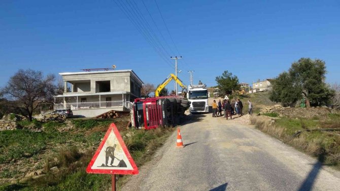 Yangın Bölgesinde Kesilen Ağaçları Taşıyan Kamyon Devrildi