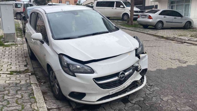 Ataşehir’de Park Halindeki Araca Çarpıp Arkasına Bakmadan Kaçtı
