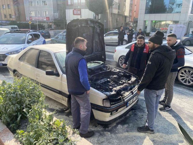 Ataşehir’de Yanan Araca, Yangın Tüpü Ve Su Kovasıyla Müdahale Kamerada