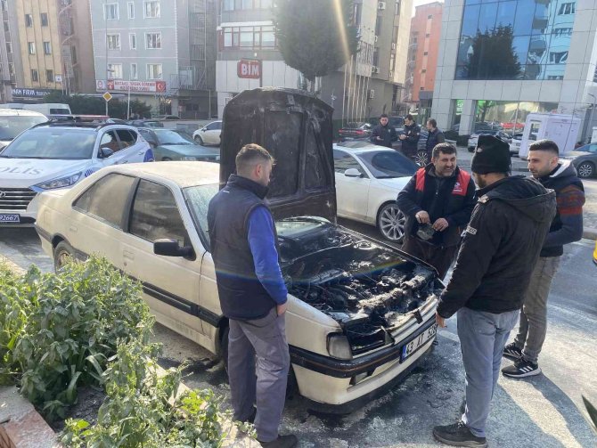 Ataşehir’de Yanan Araca, Yangın Tüpü Ve Su Kovasıyla Müdahale Kamerada