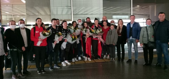 Dünya Şampiyonu Cimnastikçiler, İ̇zmir’de Karşılandı