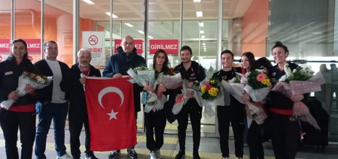 Dünya Şampiyonu Cimnastikçiler, İ̇zmir’de Karşılandı