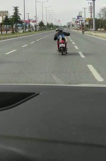 Motosiklet Sürücüsünün Tehlikeli Sürüşü Kameraya Yansıdı