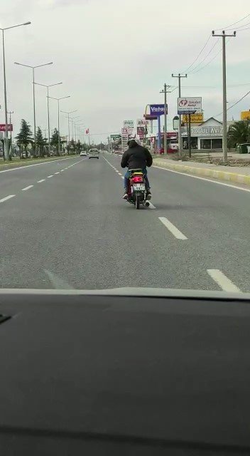 Motosiklet Sürücüsünün Tehlikeli Sürüşü Kameraya Yansıdı